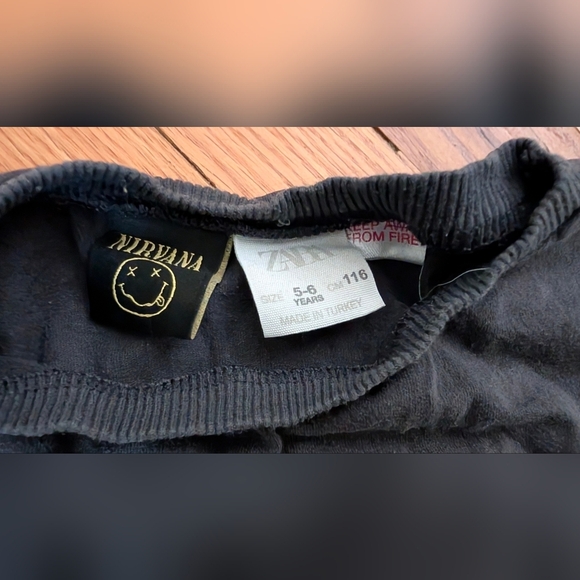 Zara BShort Sleeve Tee Iconic Design - Picture 2 of 3